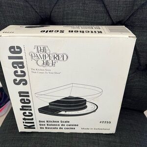 The Pampered Chef kitchen scale - new in box